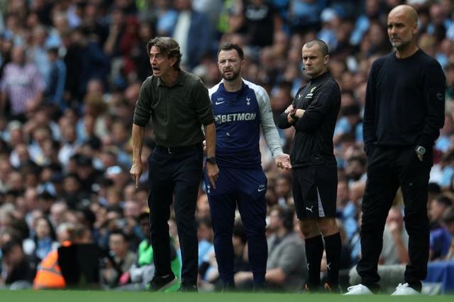 队记者Al, 伦敦足球报, 背后团队也