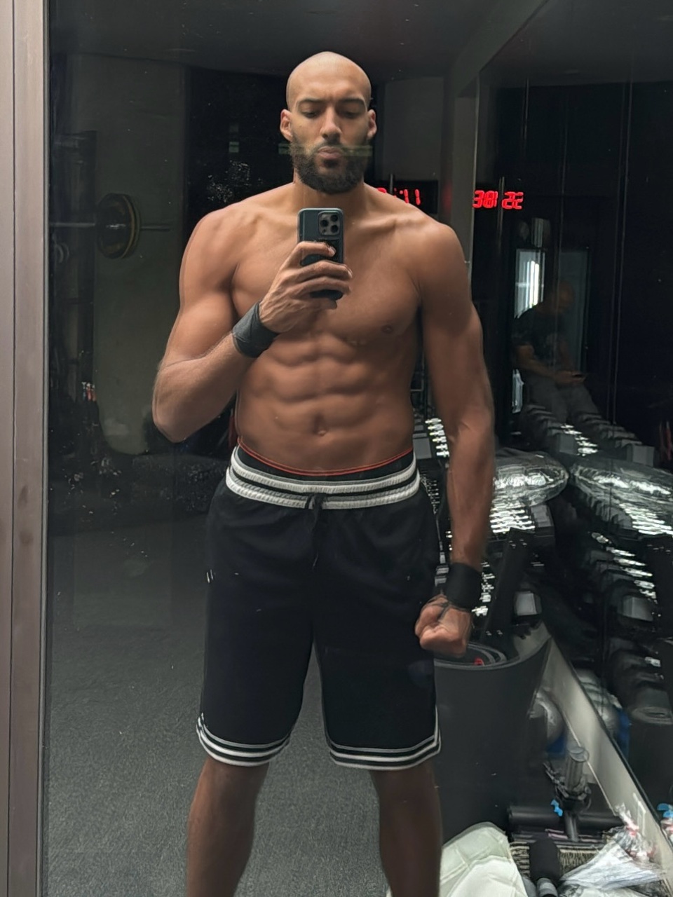 他对着镜头, news